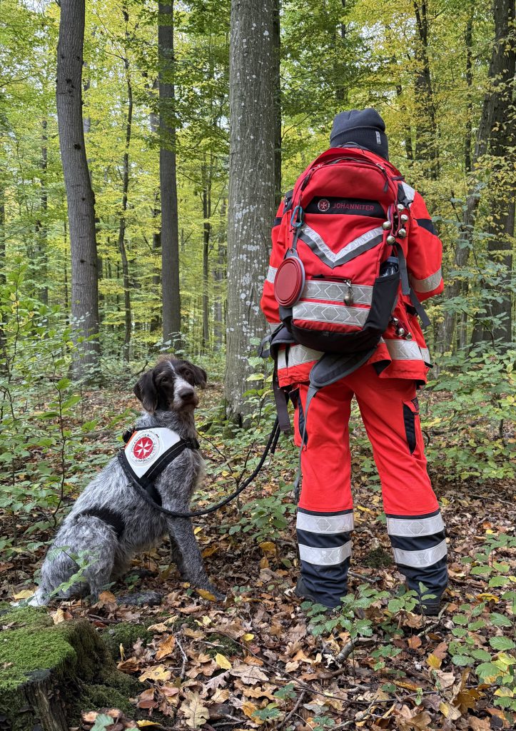 Sojus und Juliane bei der Rettungshundearbeit