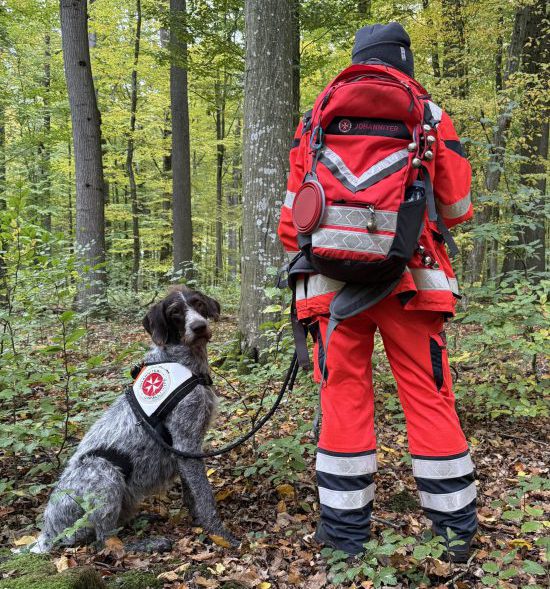 Sojus und Juliane bei der Rettungshundearbeit